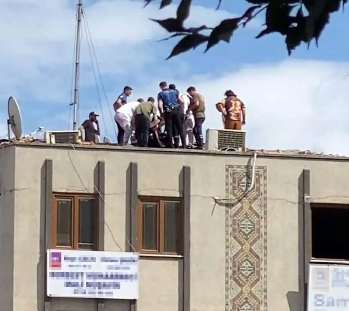 Umraniyede Intihar Girisimi Polis Basarili Bir Sekilde Vatandasi Ikna Etti
