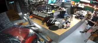 Umraniyede Kontrolsuz Arac Kafeye Girdi
