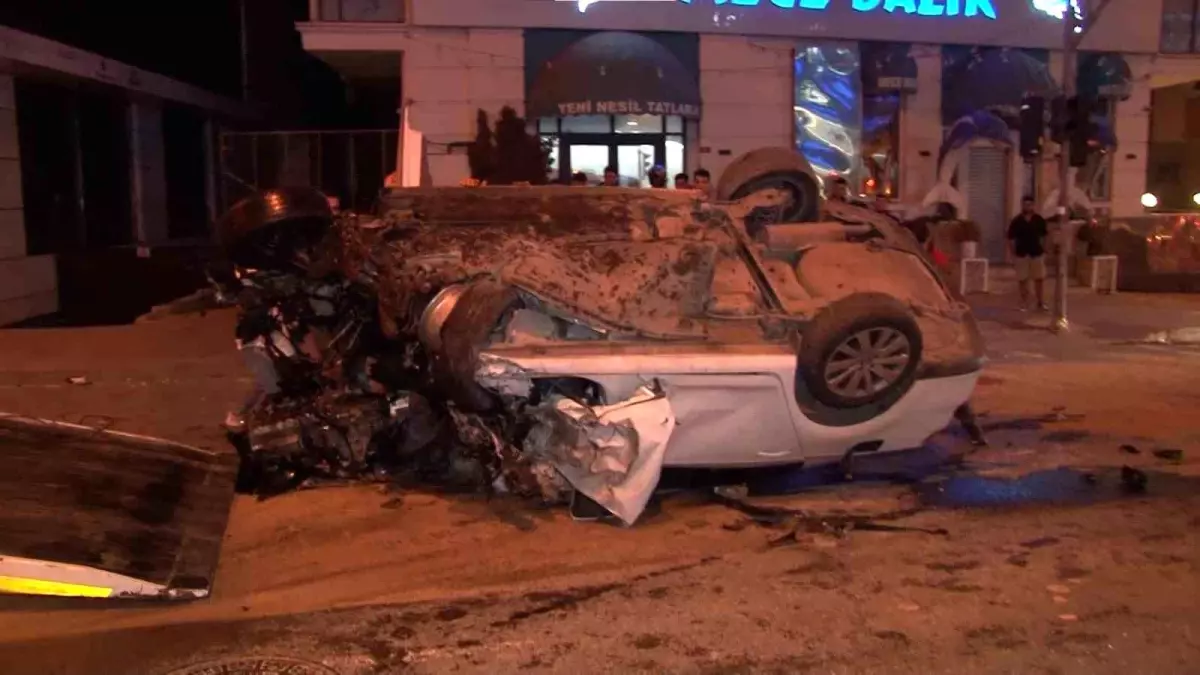 Umraniyede Trafik Kazasi Otomobil IETT Otobusune Carpti 2 Yarali