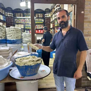 Vanin Tescilli Kislik Kup Otlu Peyniri Tezgahta