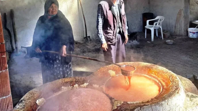 Yagcik Koyu Pekmez Evi Ziyaretiyle Yerel Uretim Destekleniyor