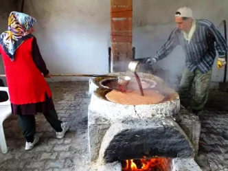 Yagcik Koyunde Eski Usul Uzum Pekmezi Gelenegi Devam Ediyor