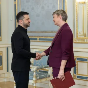 Zelenskiy Ingiltere Disisleri Bakani Cooper ile Kritik Gorusme Gerceklestirdi