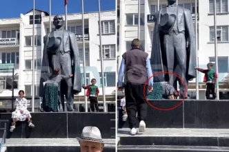 ataturk heykeline sarildi yetmedi uzanip 19031473 5302 amp