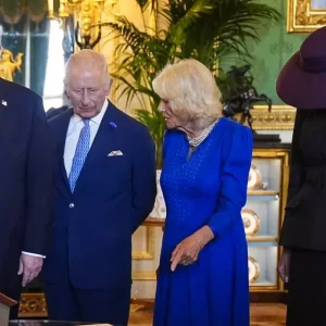 kraliyet torenine melania trump in mor sapkasi 19060553 5760 amp