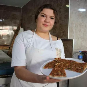 17 Yasindaki Cennet Gul Kadin Pide Ustasi Olma Yolunda