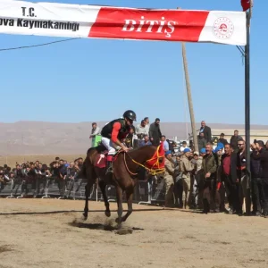 1759598836 676 Karliovada Geleneksel At Yarislari Duzenlendi