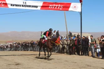 1759598836 676 Karliovada Geleneksel At Yarislari Duzenlendi