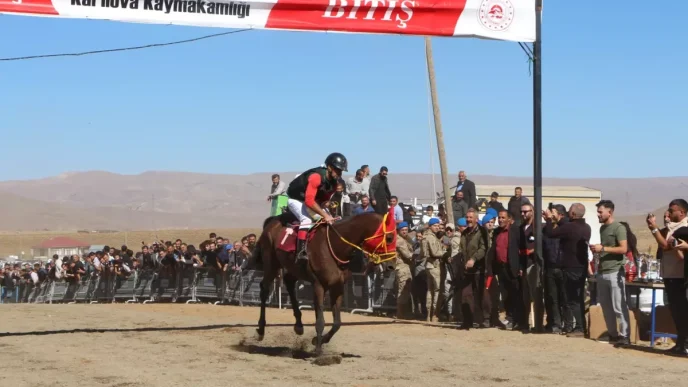 1759598836 676 Karliovada Geleneksel At Yarislari Duzenlendi