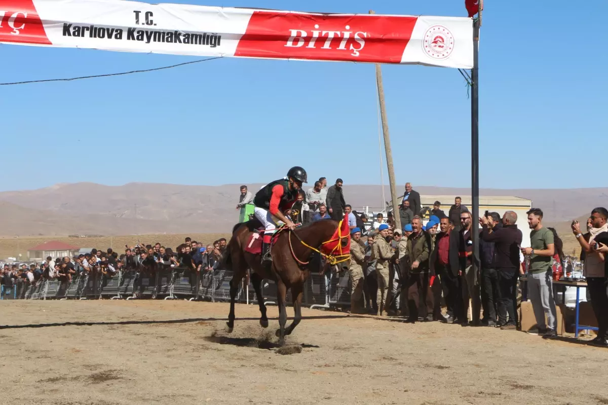 1759598836 676 Karliovada Geleneksel At Yarislari Duzenlendi