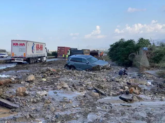Hatay'da sel! Engelli kadın tekerlekli sandalyesiyle suya kapıldı