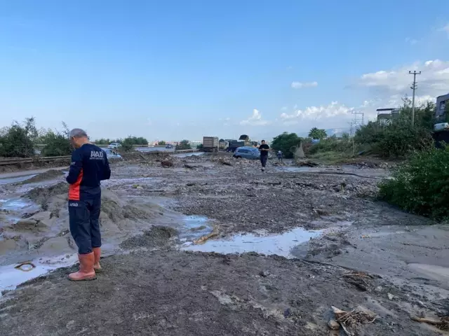 Hatay'da sel! Engelli kadın tekerlekli sandalyesiyle suya kapıldı