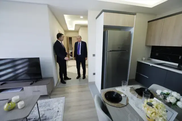 Yüzyılın Konut Projesi'nin detaylarını açıklayan Cumhurbaşkanı Erdoğan, örnek daireyi inceledi