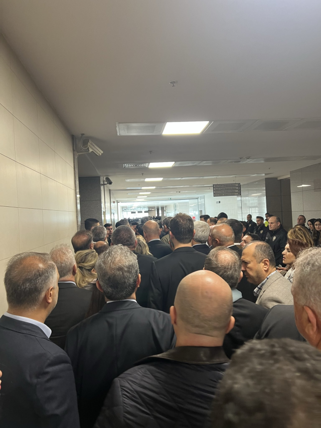 7 ay sonra bir ilk! İmamoğlu, Çağlayan Adliyesi'ne böyle getirildi 4 Casusluk soruşturmasında ifade verecek olan Ekrem İmamoğlu, Çağlayan Adliyesi'nde