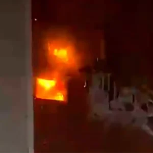 4 katli mobilya deposunda yangin Urunler kullanilamaz hale geldi