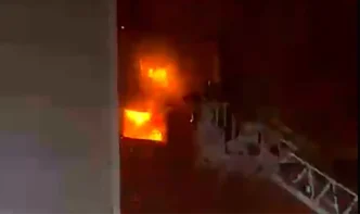 4 katli mobilya deposunda yangin Urunler kullanilamaz hale geldi