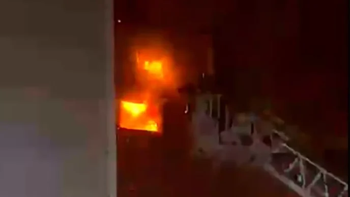 4 katli mobilya deposunda yangin Urunler kullanilamaz hale geldi