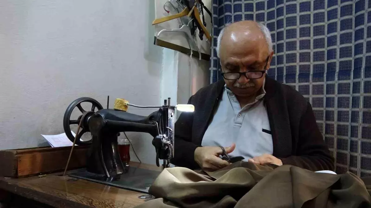 59 Yıldır 1950 Model Makinesiyle Terzilik Yapıyor 3 59 Yildir 1950 Model Makinesiyle Terzilik Yapiyor