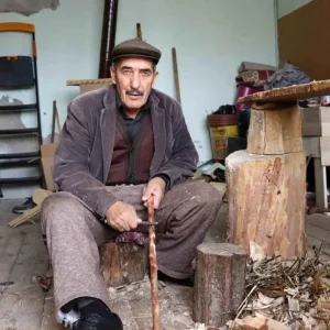 79 Yasindaki Adamin Tahta Ile Hayat Mucadelesi