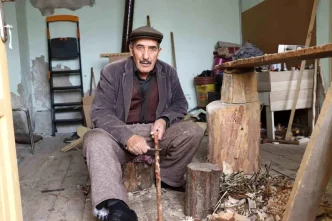 79 Yasindaki Adamin Tahta Ile Hayat Mucadelesi