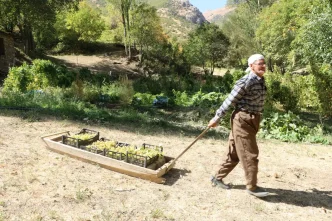 80 Yasindaki Ciftci 65 Yildir Uzum Uretiyor