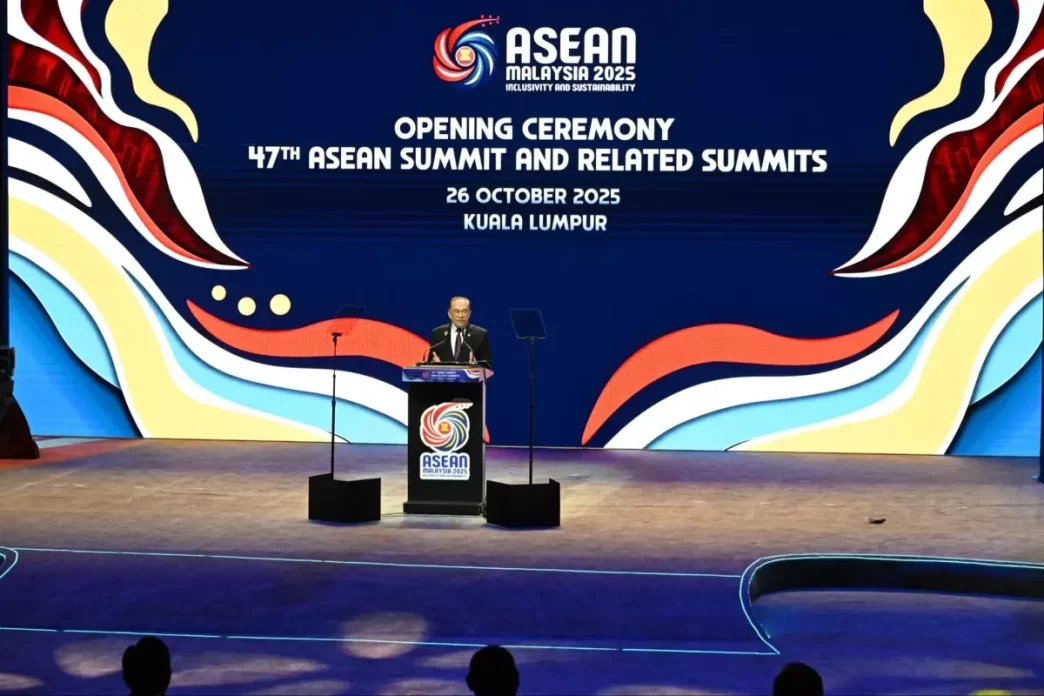 ASEAN Zirvesi Kuala Lumpur'da Başladı 2 ASEAN Zirvesi Kuala Lumpurda Basladi