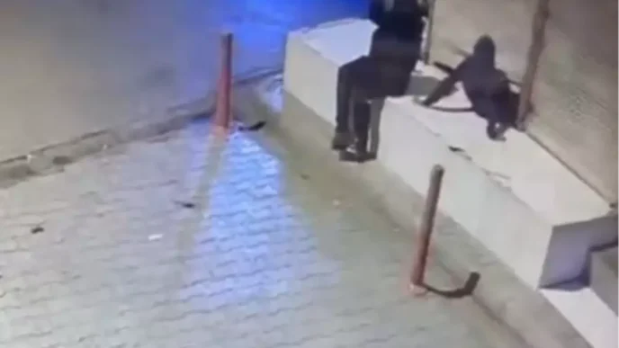 Adanada Hirsizlik 25 Akilli Telefon Calindi