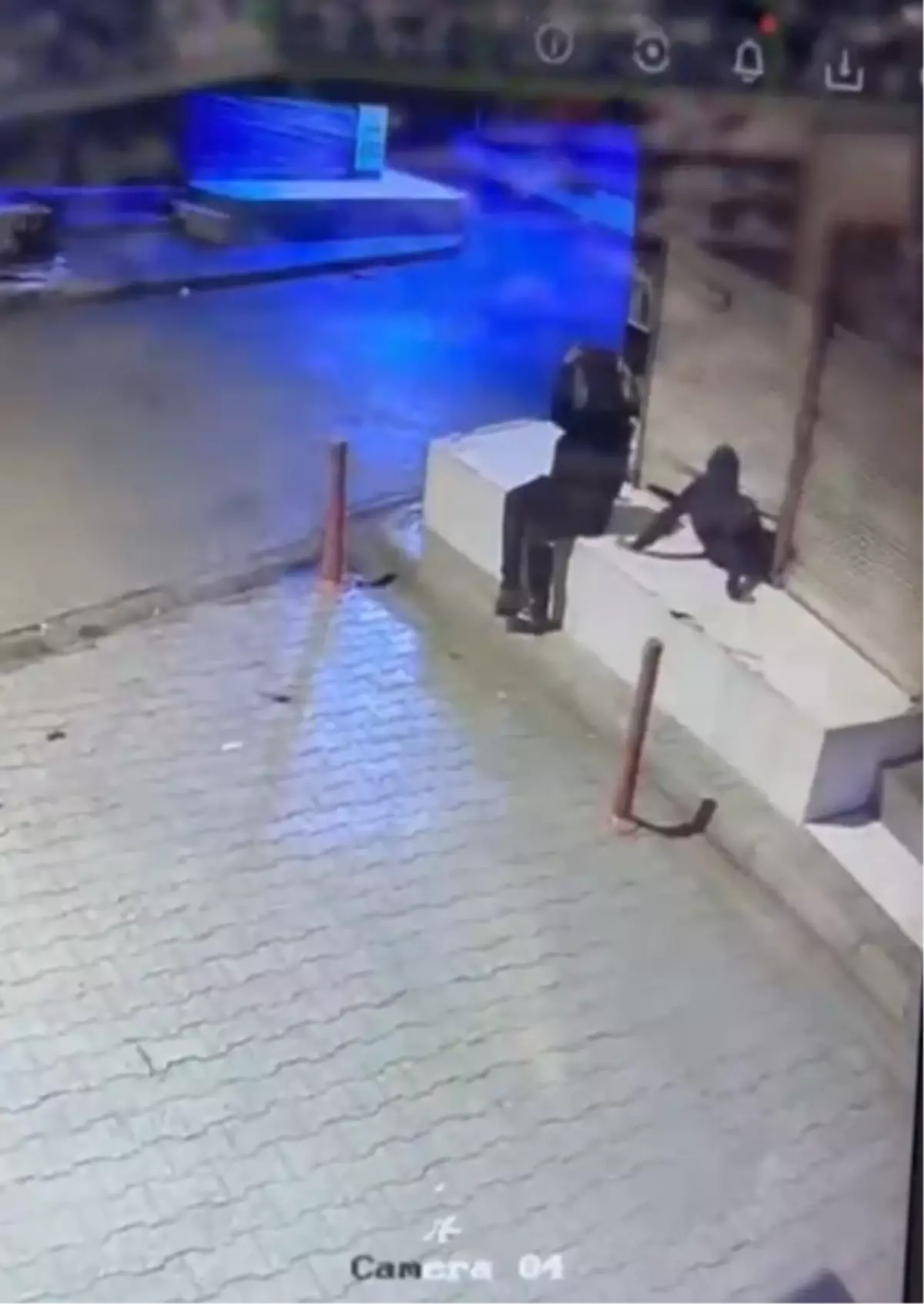 Adanada Hirsizlik 25 Akilli Telefon Calindi