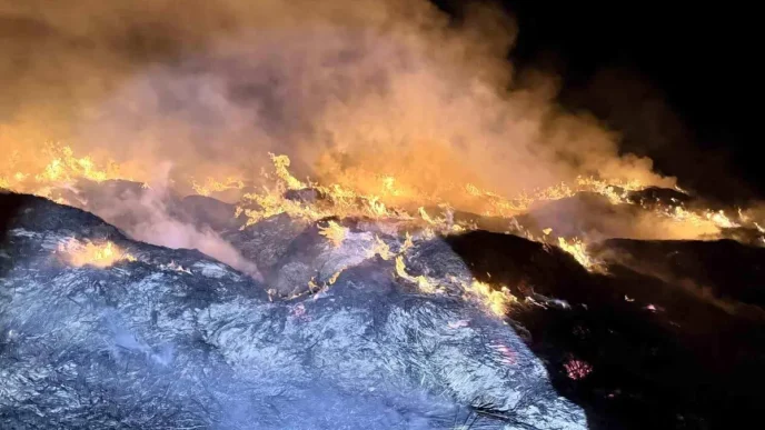 Afyonkarahisarda Yangin Eber Golunden Toplanan Kamislarin Depolari Alev Aldi