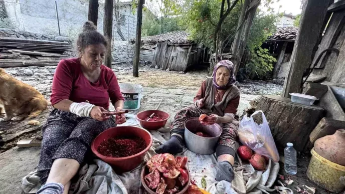 Akseki Kadınlarından Doğal Nar Ekşisi Üretimi 8 Akseki Kadinlarindan Dogal Nar Eksisi Uretimi