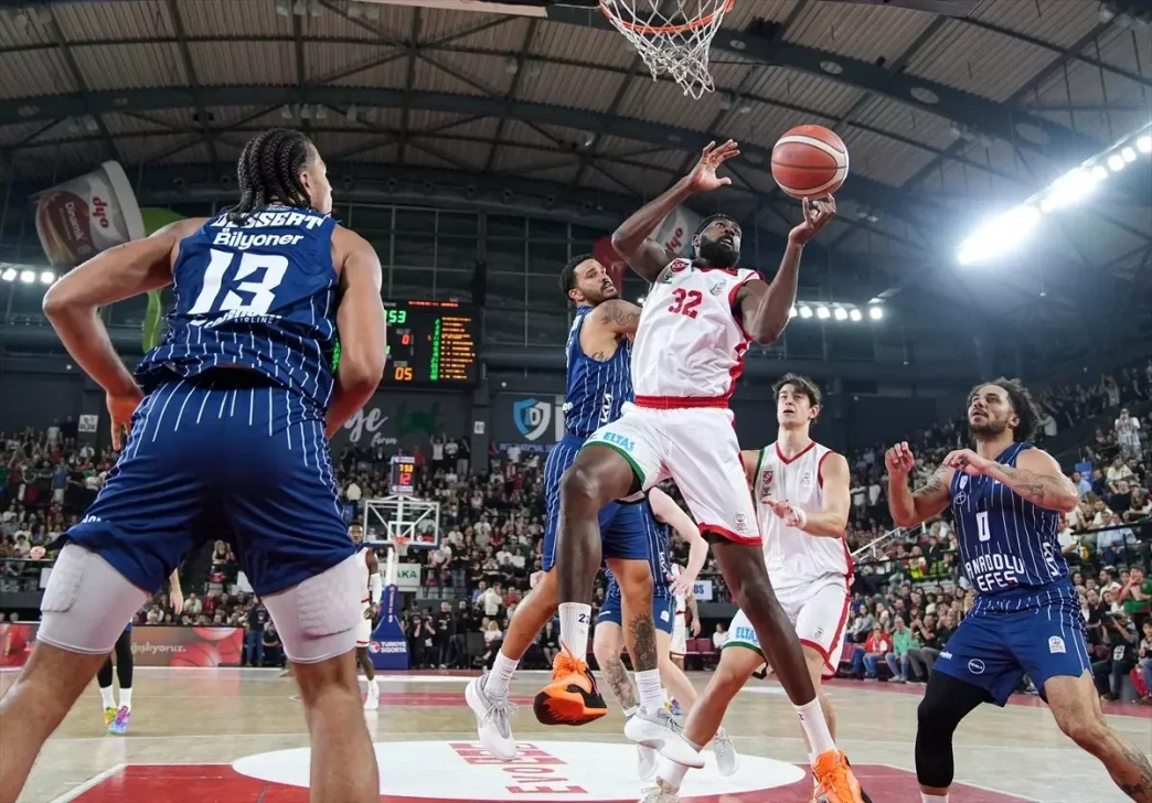 Anadolu Efes Karsiyakayi Deplasmanda Yenerek 4te 4 Yapti