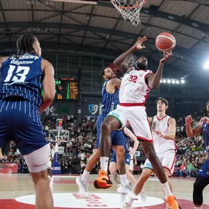 Anadolu Efes Karsiyakayi Deplasmanda Yenerek 4te 4 Yapti
