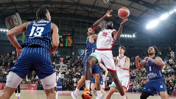 Anadolu Efes Karsiyakayi Deplasmanda Yenerek 4te 4 Yapti