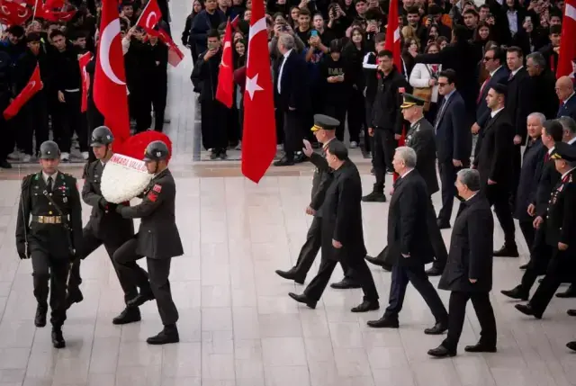 Anıtkabir'deki törene damga vuran görüntü: Yavaş ve başsavcı yan yana