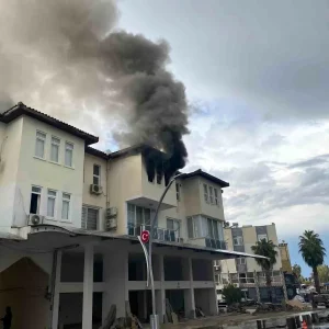 Antalyada Yangin Ikinci Kat Daire Kullanilamaz Hale Geldi