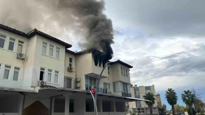 Antalyada Yangin Ikinci Kat Daire Kullanilamaz Hale Geldi