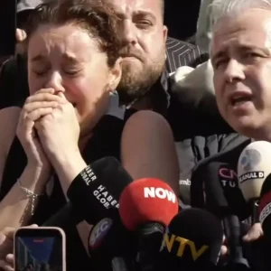 Avukati aciklama yaparken yanina gelen anne Minguzzinin dudaklarindan tek cumle