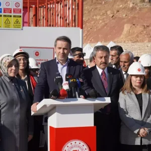 Bakan Bayraktar Kendi petrolunu dogal gazini ureten Turkiye cok daha