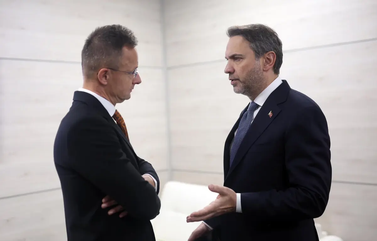 Bakan Bayraktar Moskovada Macaristan Disisleri Bakani ile Gorustu