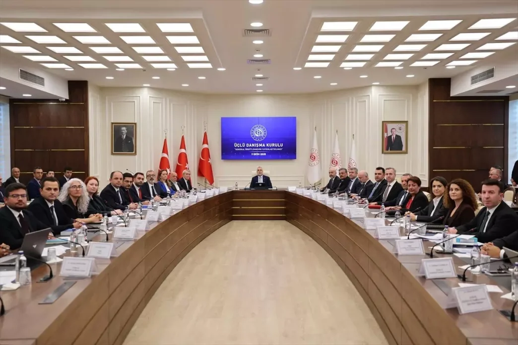 Bakan Isikhan Sendikal Haklar ve Dijital Donusum Uzerine Onemli Aciklamalar