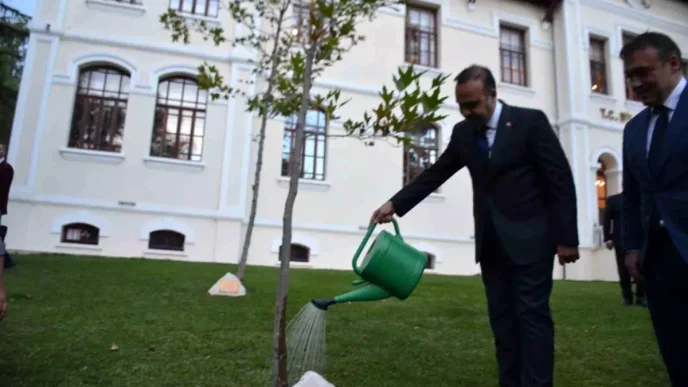 Bakan Kacir Bilecikte Cinar Agacini Suladi
