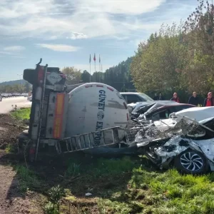 Balikesirde Aycicegi Yagi Yuklu Tanker Devrildi 7 Arac Hasar Gordu