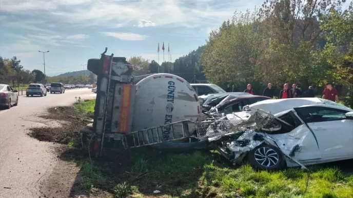 Balıkesir'de Ayçiçeği Yağı Yüklü Tanker Devrildi, 7 Araç Hasar Gördü 6 Balikesirde Aycicegi Yagi Yuklu Tanker Devrildi 7 Arac Hasar Gordu