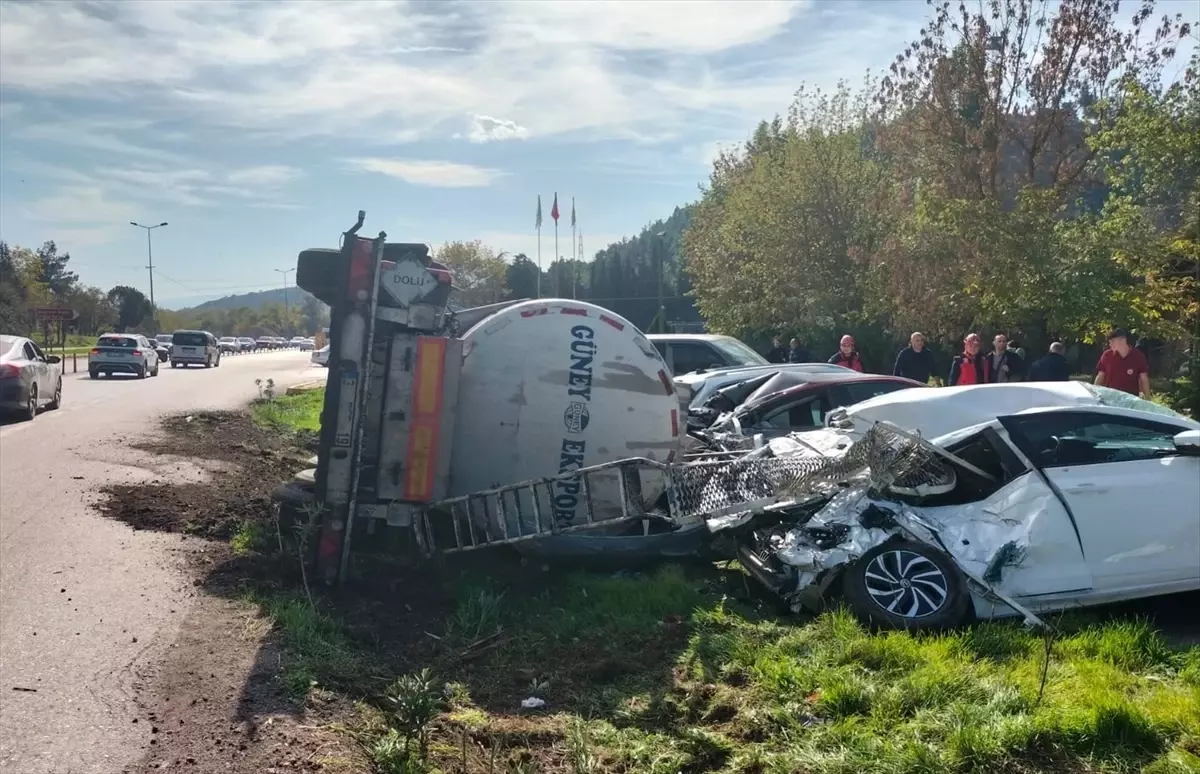 Balıkesir'de Ayçiçeği Yağı Yüklü Tanker Devrildi, 7 Araç Hasar Gördü 3 Balikesirde Aycicegi Yagi Yuklu Tanker Devrildi 7 Arac Hasar Gordu