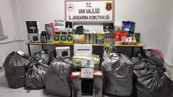 Baskalede 1 Milyon 200 Bin Liralik Kacak Esya Ele Gecirildi