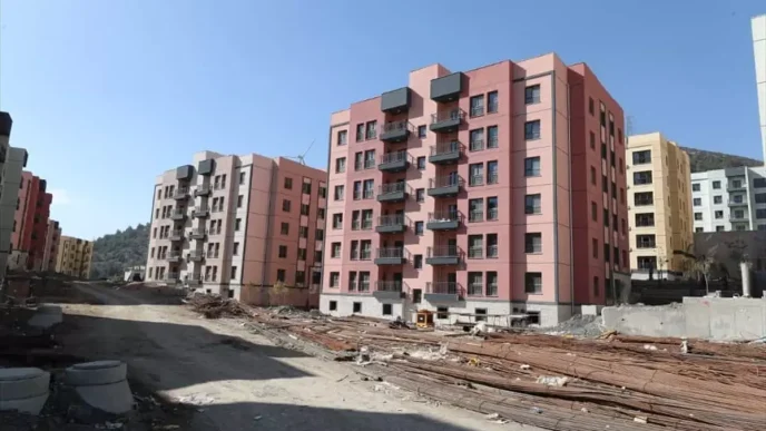 Belende Deprem Sonrasi Afet Konutlari ve Ticaret Merkezi Insaati Devam