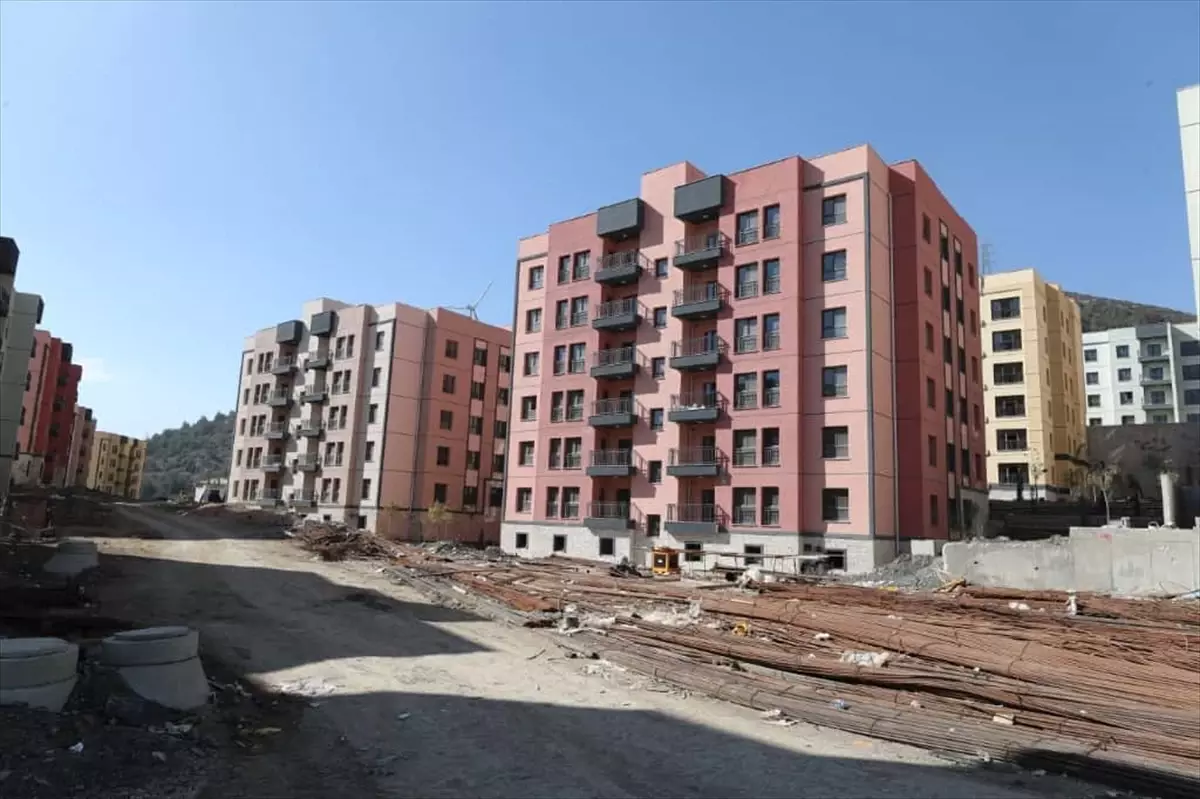 Belende Deprem Sonrasi Afet Konutlari ve Ticaret Merkezi Insaati Devam
