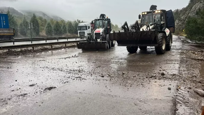 Bilecik'te Şiddetli Yağış Ulaşımı Aksattı 6 Bilecikte Siddetli Yagis Ulasimi Aksatti