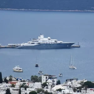 Bodrumda Dunyanin En Buyuk Yatlarindan Radianta Yakit Ikmal Edildi