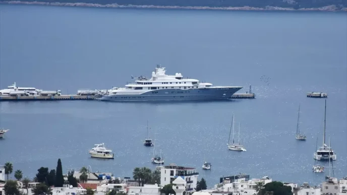 Bodrumda Dunyanin En Buyuk Yatlarindan Radianta Yakit Ikmal Edildi